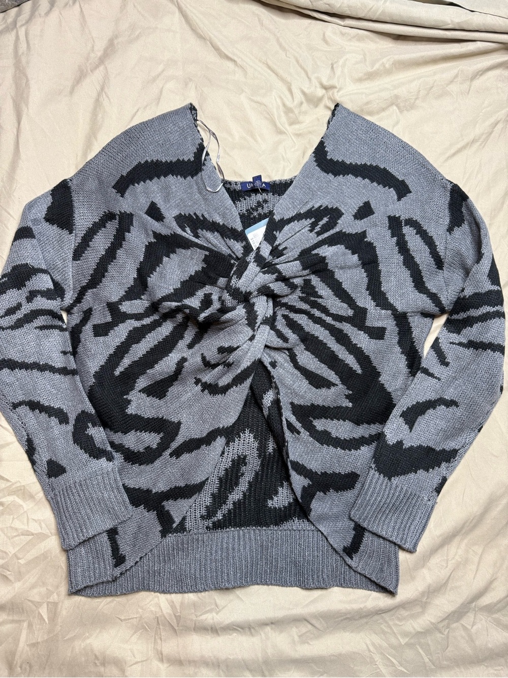 NWT UK2LA Gray & Black Twist-Front Zebra-Pattern V-Neck Sweater Large
